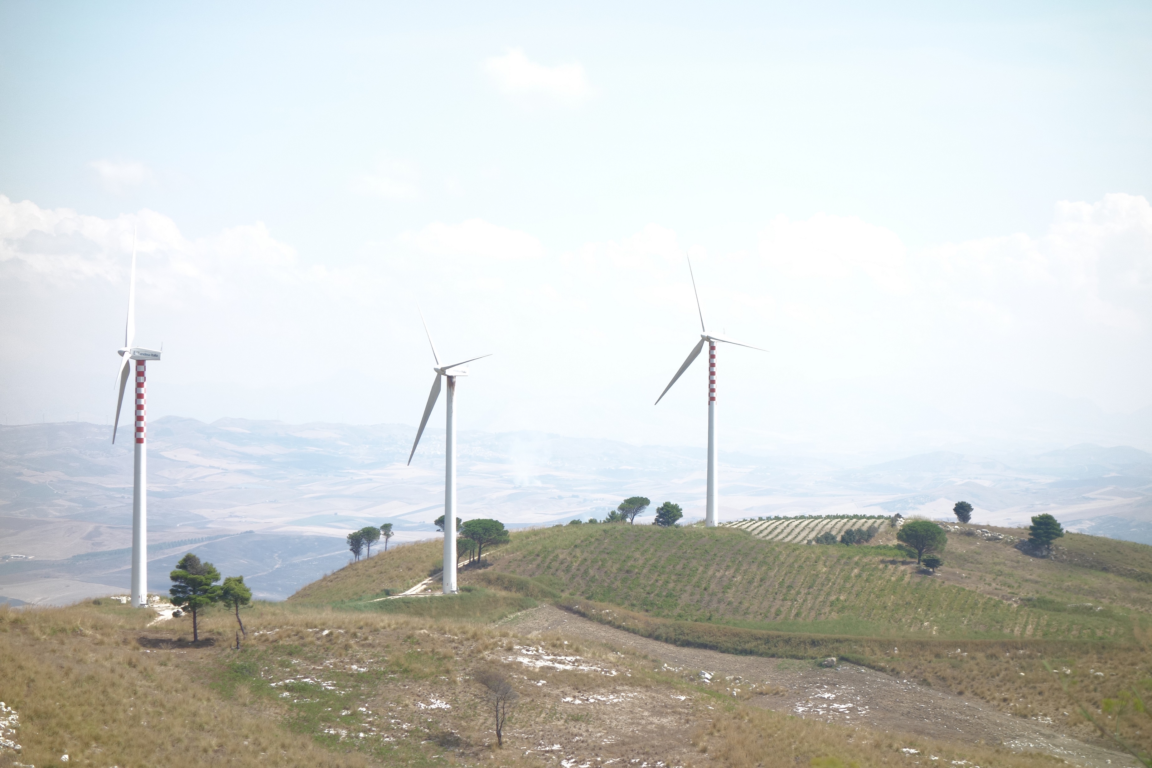 プロペラ風車　シチリアやサルデーニャをはじめとする南イタリアでは風力発電が盛んです